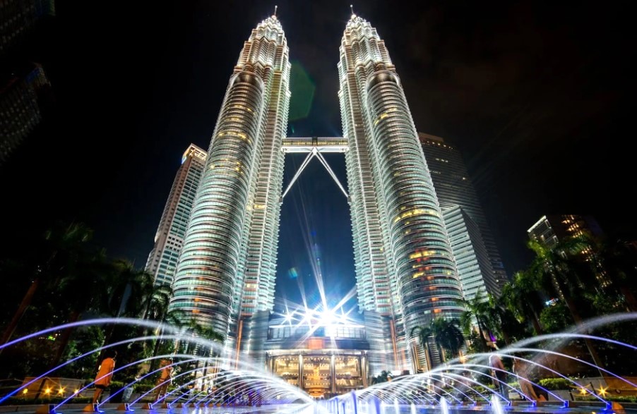 Petronas twin towers in bahasa malaysia